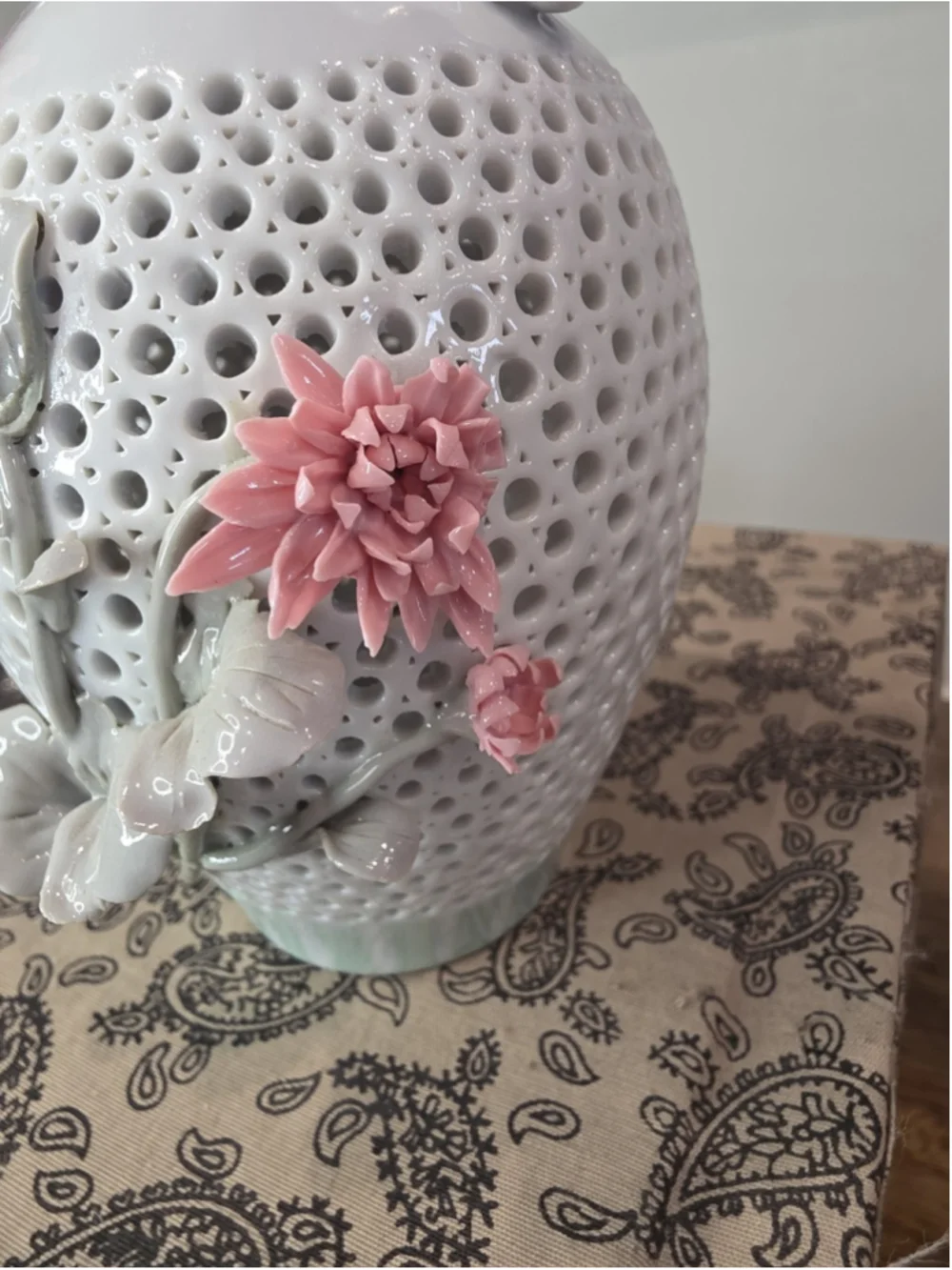 VTG Reticulated Porcelain Double Handle Floral Vase Pink Flowers Boxed 7